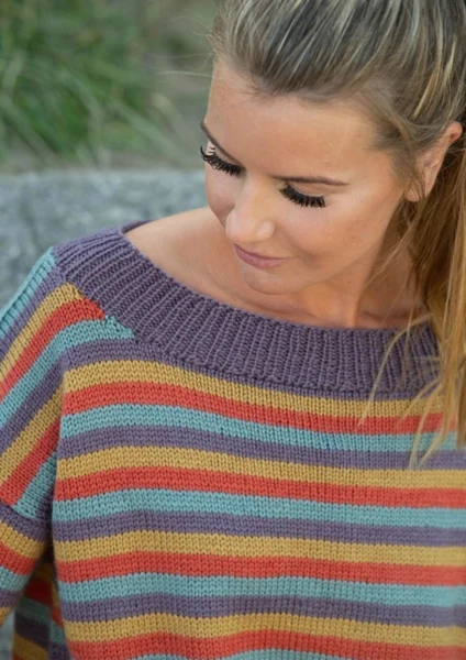 1804 Stribet sweater i fire farver